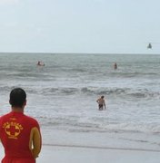 Bombeiros resgatam banhista na praia do Francês, em Marechal Deodoro
