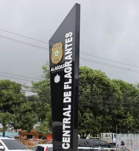 Homem é preso com rifle, cocaína e balança após denúncia em Maceió