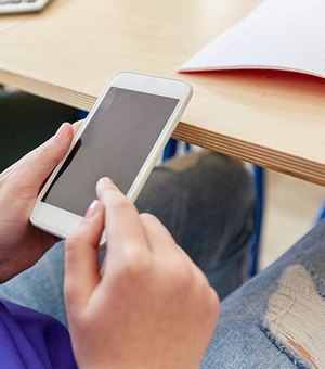 Conselho de Comunicação debate restrição de celulares nas escolas