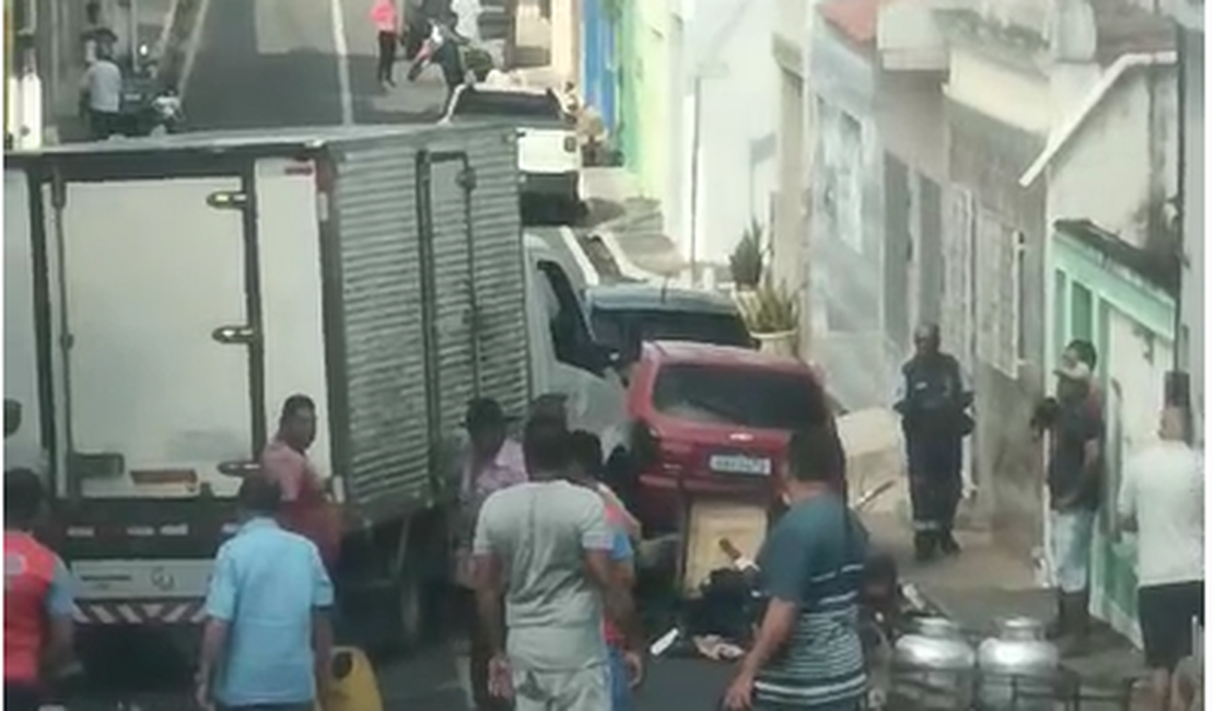 [Vídeo]  Caminhão desgovernado atinge veículos parado e a fachada de um mercado em Traipu