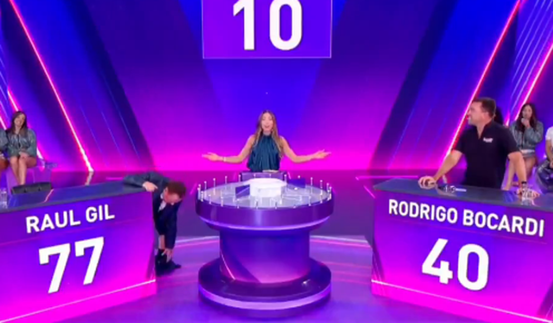 Raul Gil repete feito de Silvio Santos e perde as calças em programa