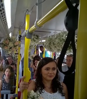 Casal faz casamento dentro de ônibus em que se conheceram, no Recife