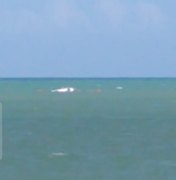 Catamarã vira no mar da Barra de Santo Antônio; passageiros são resgatados