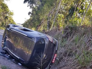 Taxista perde controle da direção e capota veículo na AL-105, em Boca da Mata