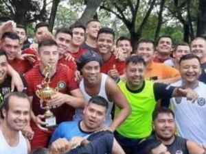 Ronaldinho estreia em torneio da prisão no Paraguai e não pode fazer gols