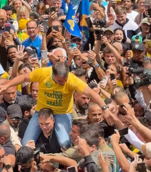 Flávio Bolsonaro refaz cena do atentado contra o pai durante ato