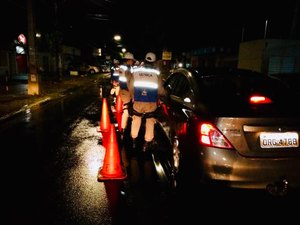 Lei Seca multa 21 condutores e flagra inabilitados em Maceió