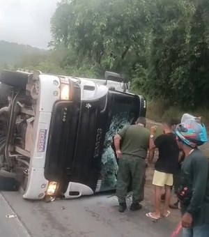Carreta tomba na Ladeira do Catolé e deixa trânsito lento na região