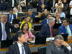 Presidente da CPMI do INSS reage a grito de petista: 'Não suba o tom'