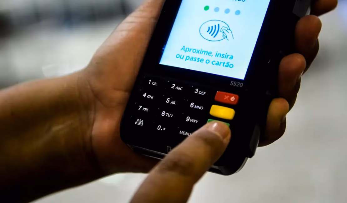 Juros do cartão de crédito caem e chegam a 428,3% em março, aponta Banco Central