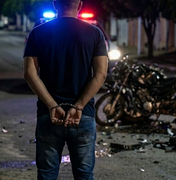 Homem invade casa aos chutes, acusa mulher de traição e ameaça matá-la em Arapiraca