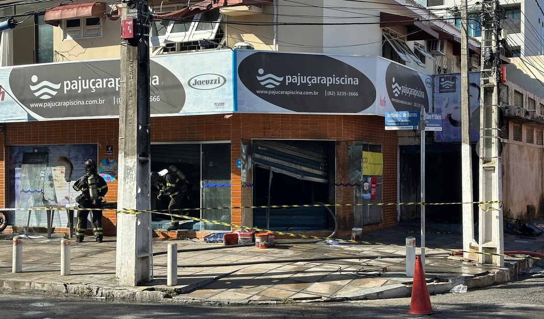 Incêndio destrói loja de produtos para piscina e mata gatos na antiga Amélia Rosa