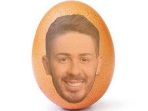 Carlinhos Maia brinca com foto de ovo e tenta quebrar recorde