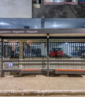 Prefeitura instala novo abrigo de ônibus na Rua Jangadeiros Alagoanos, na Pajuçara