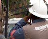 Caminhão derruba poste e provoca falta de energia em ruas do Alto do Cruzeiro, em Arapiraca
