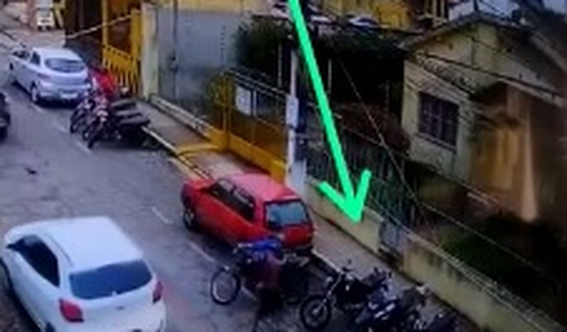 [Vídeo] Imagens mostram ação de criminosos furtando moto no Centro de Arapiraca