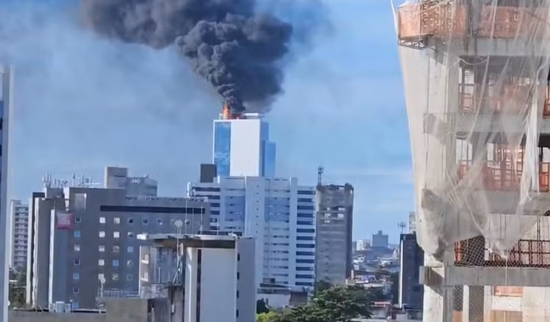 Incêndio atinge cobertura de prédio empresarial no Pina, Zona Sul do Recife