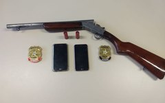 Armas e celulares que estavam com os guardas municipais foram apreendidos