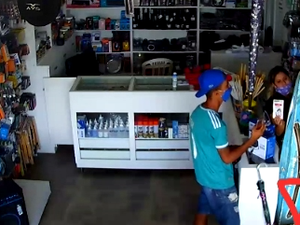 [Vídeo] Imagens de circuito de segurança flagram homem furtando loja de eletrônicos, em Maceió