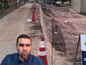 Prefeito faz vídeo criticando concessionária por demora em concluir obra de saneamento em Piranhas