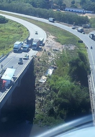 Carreta carregada com pneus tomba e tem carga saqueada por populares no Pilar
