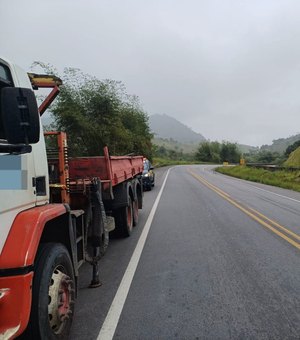 Trecho da BR-101 em Joaquim Gomes é interditado após tombamento de veículo