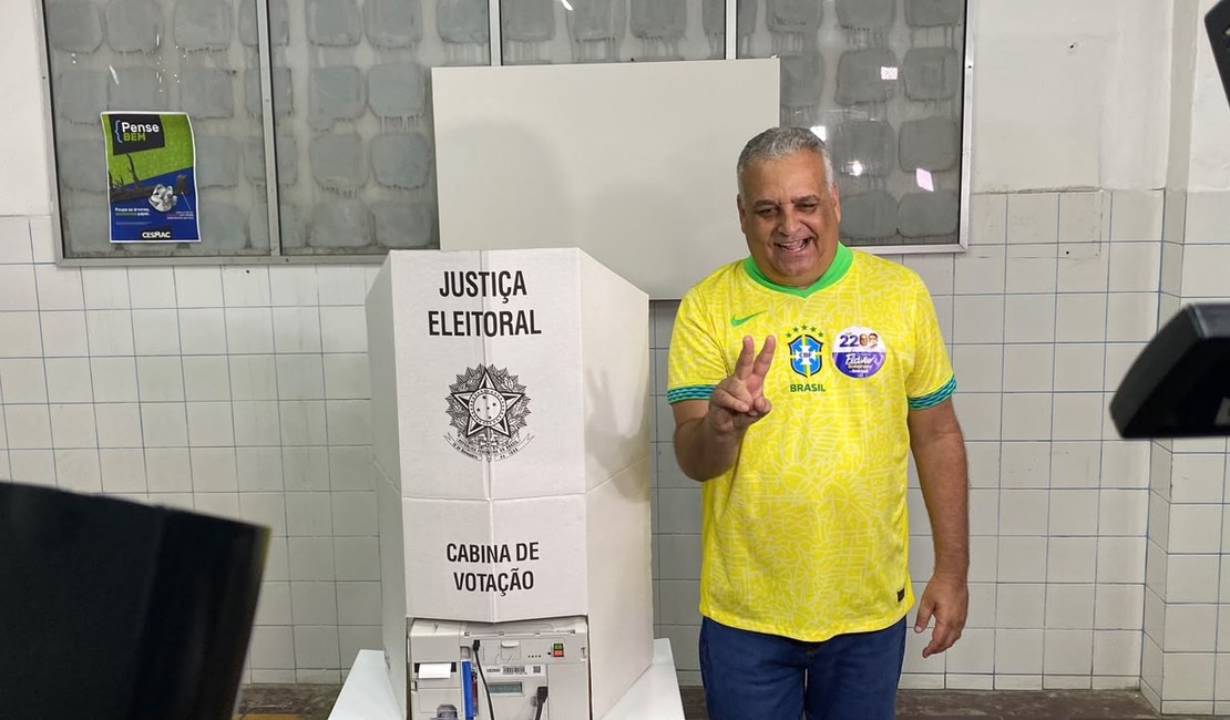 Alfredo Gaspar vota em Maceió e diz que é hora de pacificar o país