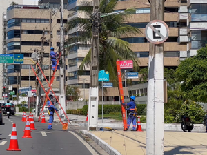 [Vídeo] Projeto “Rede Limpa”  remove cabeamentos inativos em postes de Maceió