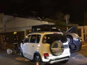 Colisão entre carros deixa veículo apoiado em apenas duas rodas