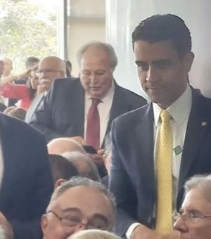 JHC marca presença em Brasília, na posse de Gleisi como ministra de Lula