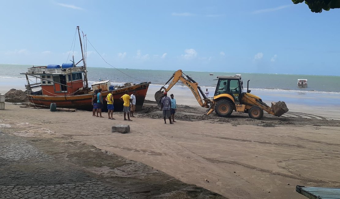 Fortes ventos deixam barco preso nas areias da orla de Maragogi