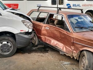 Motorista de van avança o sinal vermelho e causa acidente