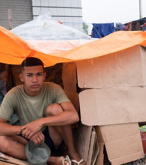 Sem dinheiro, venezuelanos acampam às margens de rodovia na fronteira do Brasil