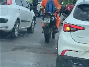 [Vídeo] Buracos na pista provocam acidente no bairro Olho d'Água dos Cazuzinhas