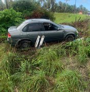 Carro sai da pista em curva em trecho da AL-101 Sul, em Marechal Deodoro