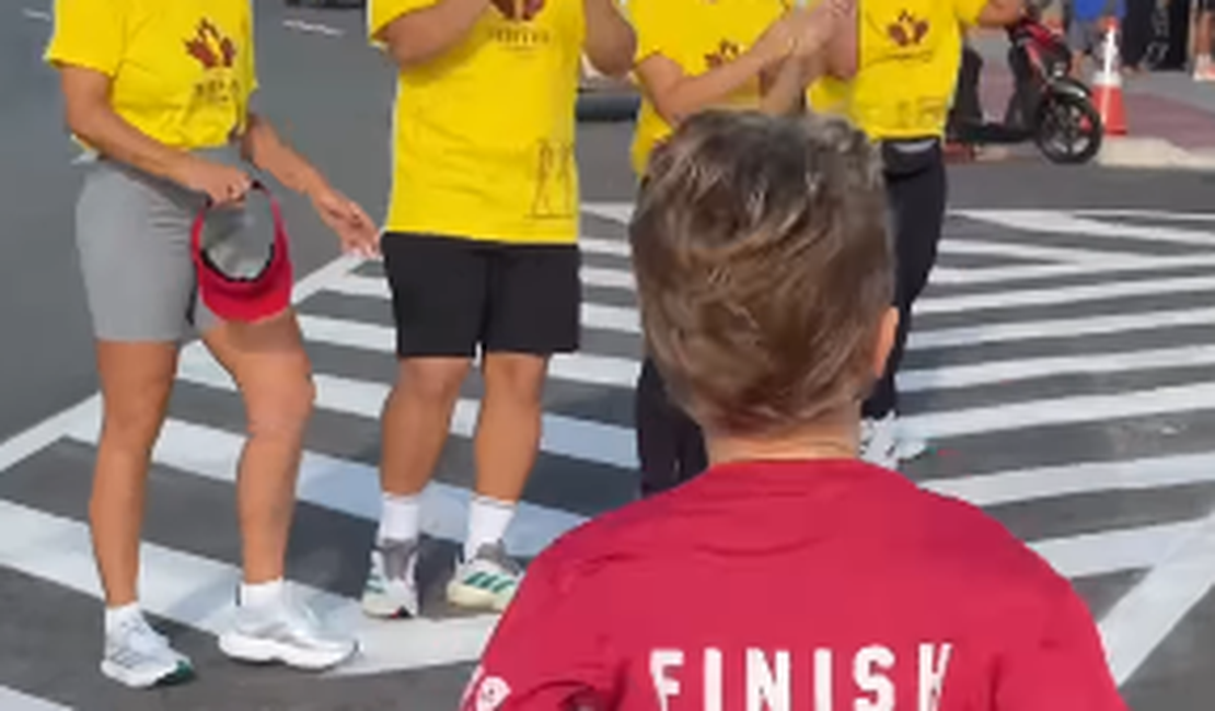 Mãe emociona ao incentivar filho durante corrida kid