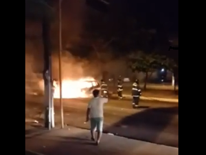 [Vídeo] Carro pega fogo após colidir em poste na Av. Fernandes Lima