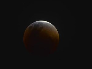 Eclipse parcial da Lua acontece hoje; veja como assistir pela internet