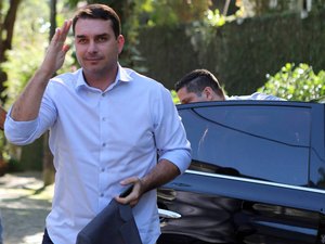 Comprador confirma que deu dinheiro vivo para compra de imóvel de Flávio Bolsonaro