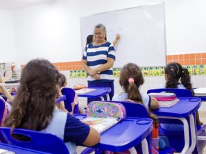 Prefeita Tia Júlia inicia visita técnica às escolas públicas de Palmeira dos Índios