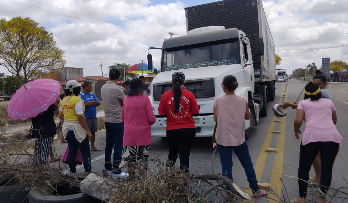 Após protesto, moradores resolvem falta de água que durava quase um ano no Sertão