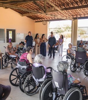 Defesa Social visita Casa dos Velhinhos e leva doações arrecadadas entre os vigilantes municipais