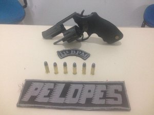 Polícia Militar apreende arma de fogo com motociclista em Penedo