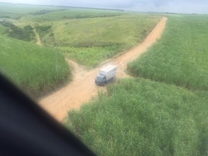 [Vídeo] Policiais encontram caminhão roubado com ajuda de grupamento aéreo