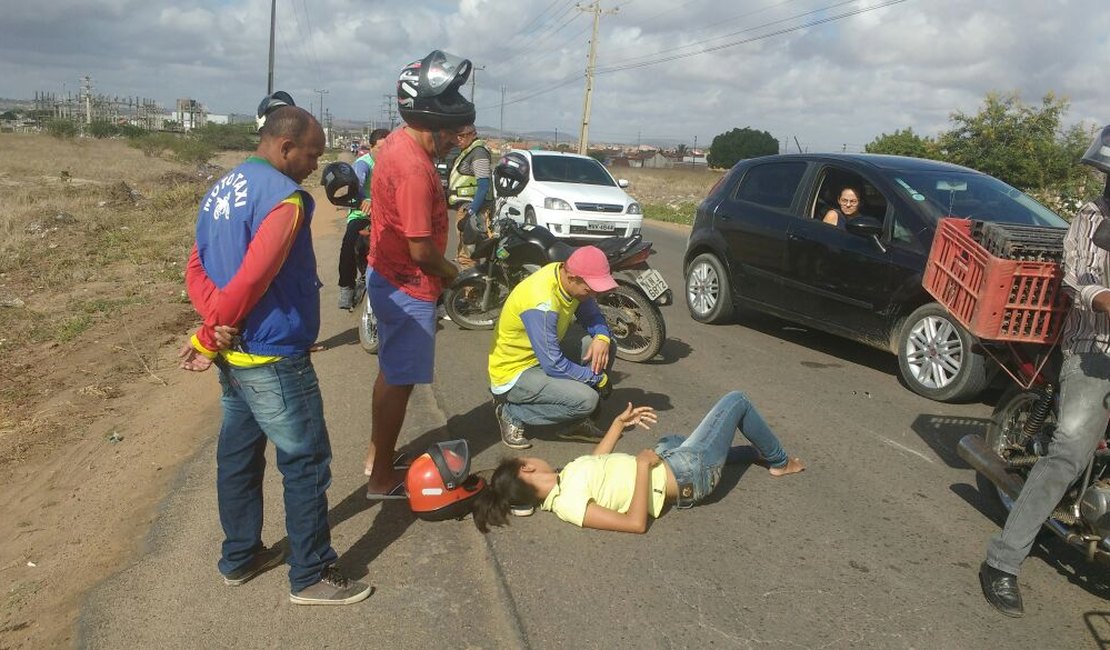 [Vídeo] Colisão entre mototaxi e motociclista deixa passageira ferida