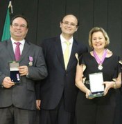 Luciano Barbosa recebe medalha pelos avanços na Educação em Alagoas