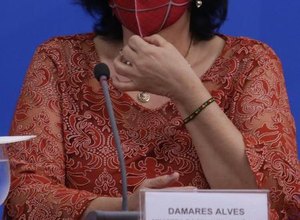 Damares vê 'milagre da cloroquina' no PI, mas médico nega eficácia da droga