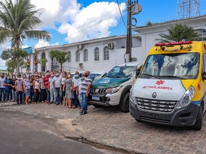 Prefeita Eronita Sposito entrega três novos carros e uma ambulância em Porto Calvo