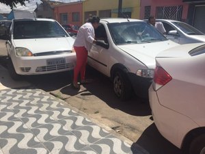 Motorista é fechado por outro carro e colide com veículos estacionados