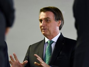 Bolsonaro se refugia em armário com escrivaninha no Alvorada